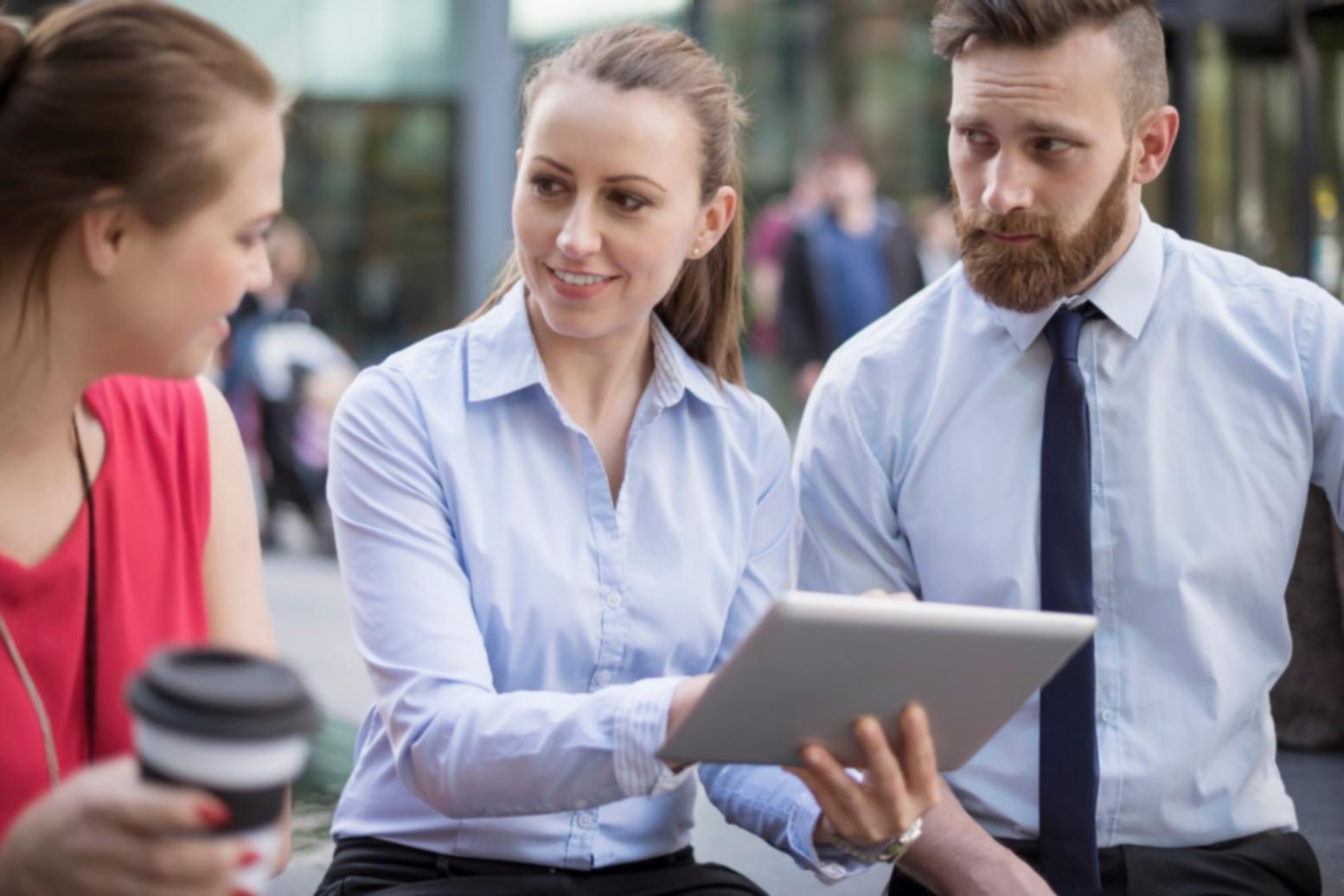 Team bei der gemeinsamen Arbeit an Entwicklungskonzepten